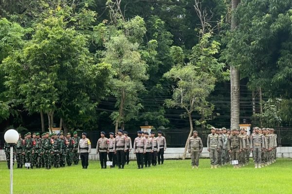Apel pasukan kesiapsiagaan menghadapi potensi bencana hidrometeorologi tahun 2025 di halaman kantor Bupati Lombok Timur. Foto. Ist