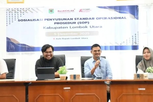 Asisten III Setda KLU didampingi narasumber dari tim penyusun dan analis kebijakan dalam kegiatan peningkatan kualitas tata kelola pemerintahan. (Foto. Dok Prokopim Setda KLU)