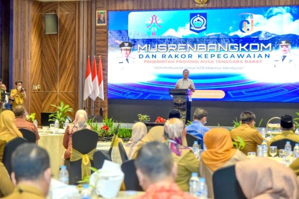 Gubernur NTB Dr H Lalu Muhamad Iqbal memberikan sambutan saat kegiatan Musrembang. (foto kicknews.today/wn)