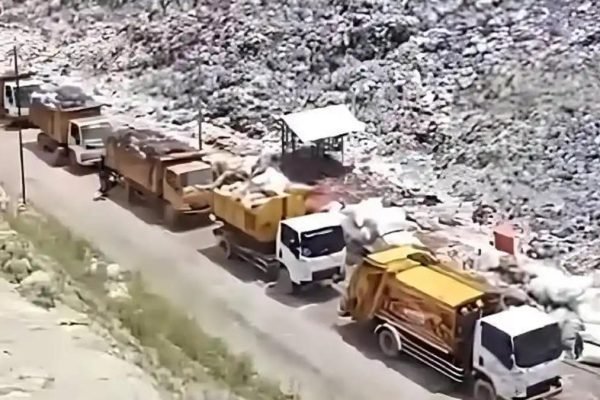 Antrian sejumlah truk pengangkut sampah di TPA Kebon Kongok Lombok Barat. (foto kicknews.today/ist)