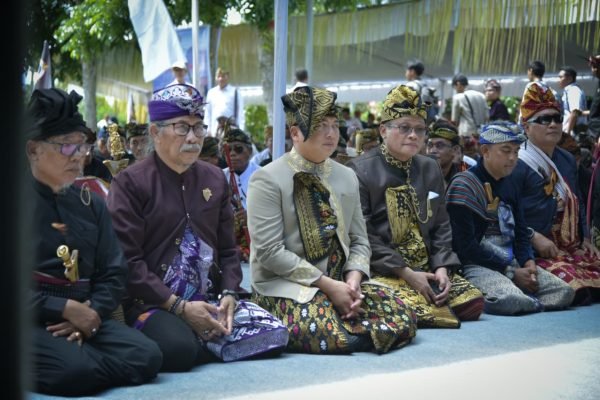 Gubernur NTB, Lalu Muhamad Iqbal, menerima gelar Manggala Bhumi Nusa Tenggara Barat dari Majelis Adat Sasak/MAS (foto kicknews.