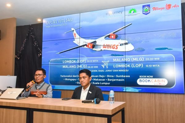 Danang Mandara Prihantoro, Corporate Communication Strategy Lion Air Group termasuk Wings Air, bersama General Manager Angkasa Pura Indonesia Cabang Lombok, Aidil Philip Julian pada saat konferensi pers di UPT Command Center Mataram, (foto kicknews.today/adpim)