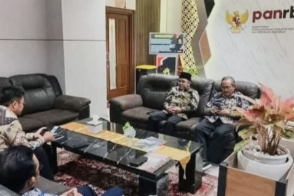 Bupati Lombok Utara saat mengunjungi Kementerian PANRB. (Foto. kicknews.today/Ist)