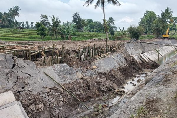 Tampak proyek revitalisasi atau rehabilitasi saluran High Level Diversion (HLD) Renggung–Rutus di Kecamatan Kopang, Loteng. (Foto. kicknews today/Ist)