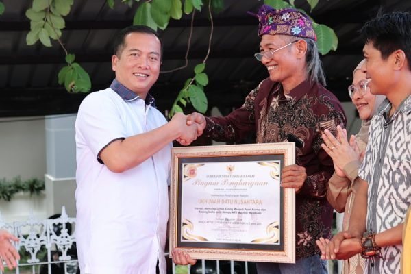 Gubernur NTB saat memberikan penghargaan kepada Wak Dollah selalu Pendiri Ukhuwah Datu Nusantara. (Foto. kicknews.today/Anggi)