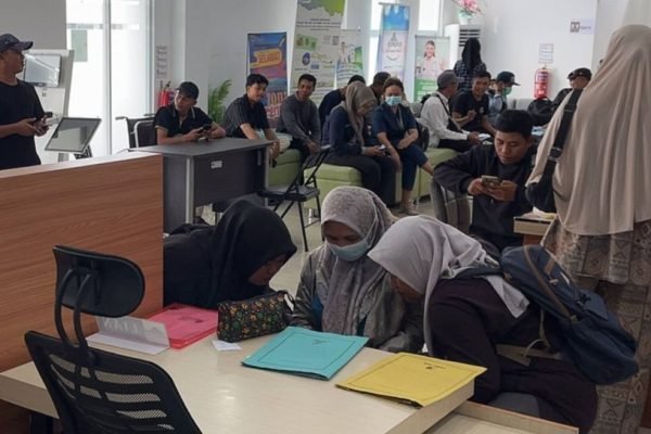 Calon PPPK Paruh Waktu saat mengantri untuk membuat SKCK di MPP DPMPTSP-Naker KLU. (Foto. kicknews.today/Ist)