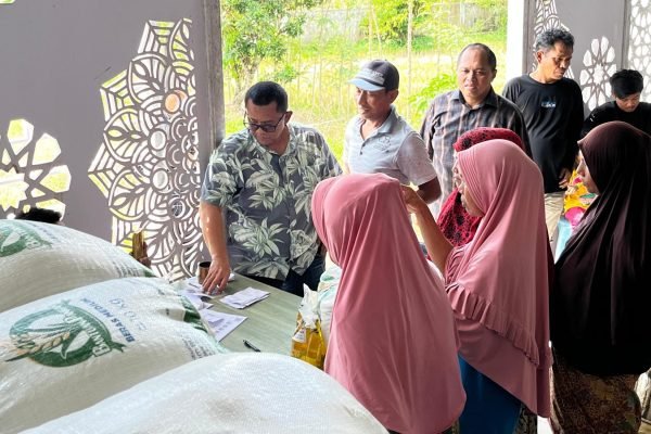 Pimpinan Wilayah Perum Bulog NTB, Mara Kamin Siregar saat memantau Banpang yang diberikan kepada warga. (Foto. kicknews.today/Ist)