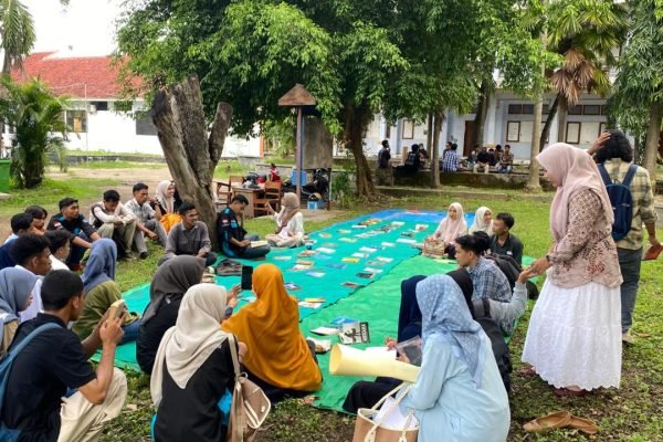 Lapak Baca salah satu kegiatan pada Pekan Sosiologi Unswa Bima.