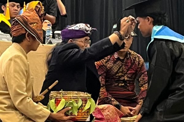 Wisudawan Institut Elkatarie saat melakukan proses "besembek". (Foto. kicknews.today/Ist)