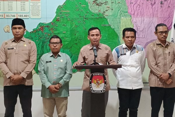 Ketua KPU KLU, Nizamudin (tengah) didampingi Komisioner KPU KLU. (Foto. kicknews.today/Ist)