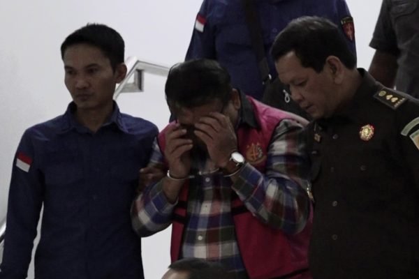 Tersangka SBH saat dibawa menuju mobil tahanan oleh petugas Kejati NTB. (Foto. kicknewa.today/Ist)