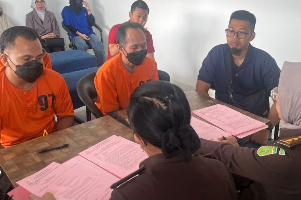 Para tersangka saat diserahkan ke Kejari Mataram. (Foto. kicknewa.today/Ist)