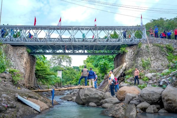 Gubernur NTB Dr H Lalu Muhamad Iqbal saat melihat jembatan yang ada di Lombok Timur. (foto kicknews.today/biro adpim))