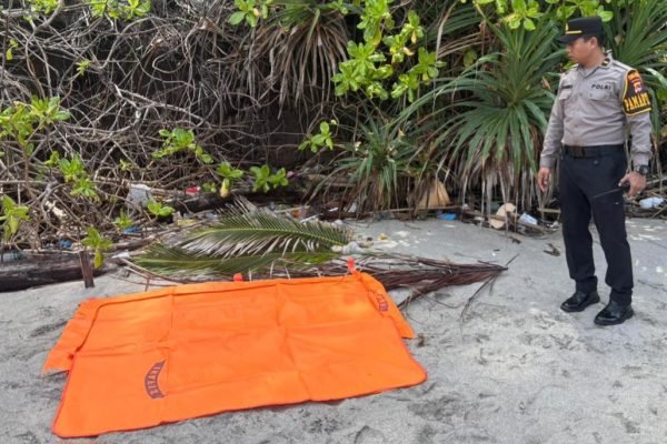 Penemuan mayat tanpa identitas di pantai pandanan, Minggu (18/01/2026). (Foto. kicknews.today/Ist)