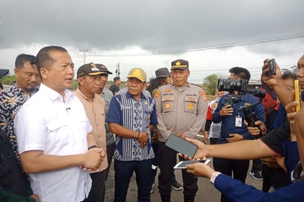 Gubernur NTB Dr H Lalu Muhamad Iqbal saat resmikan jalan Pototano Sumbawa. (foto kicknews.today/adpim)
