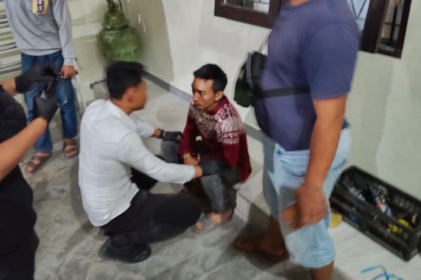 Pelaku Bara Prima Rio saat diamankan Polisi. (Foto. kicknews.today/Ist)