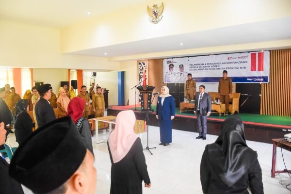 Wakil Gubernur Nusa Tenggara Barat (NTB), Hj. Indah Dhamayanti Putri, melantik dan mengambil sumpah jabatan 26 Kepala Sekolah SMA/SMK se-NTB di Kantor Dinas Pendidikan, Pemuda dan Olahraga (Dikpora) Provinsi NTB (foto kicknews.today/ist)