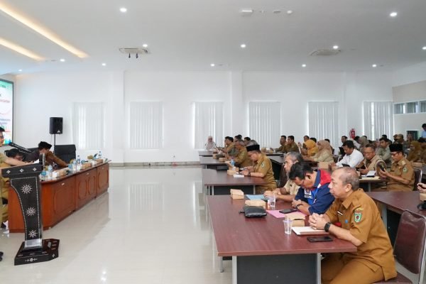 Sekda KLU saat membuka Forum Konsultasi Publik. (Foto Kicknews.today/Ist)