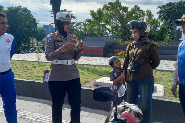 SatLantas Polres Lombok Utara didampingi Riding Instruktur Astra Motor NTB dan Dishub saat memberikan Reward kepada pengguna kendaraan yang tertib berlalulintas. (Foto. kicknews.today/Anggi)