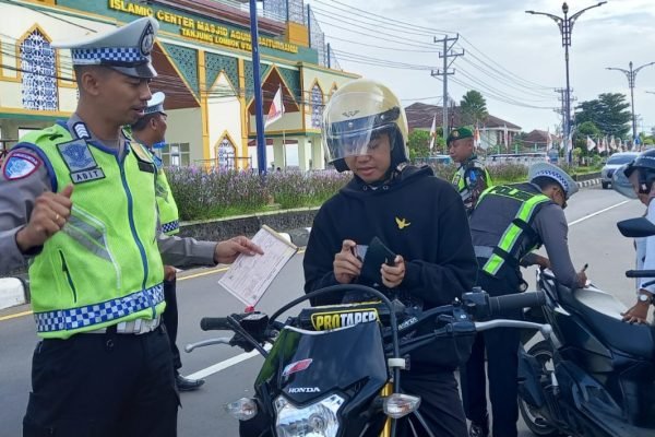 Anggota Satlantas Polres Lombok Utara saat memeriksa kelengkapan surat berkendara. (Foto. kicknews.today/Anggi)
