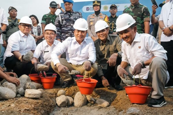 Gubernur NTB Dr H Lalu Muhamad Iqbal saat melakukan peletakan batu pertama industri perunggasan di Sumbawa. (foto kicknews.today/ist)