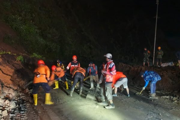 Petugas gabungan melakukan pembersihan jalur Pusuk - Sembalun. (kicknews.today/ist)