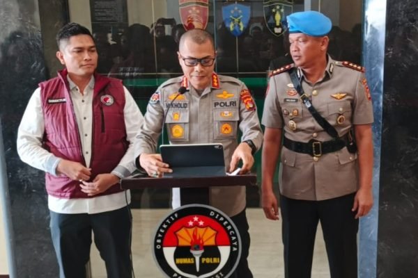 Kabid Humas Polda NTB (Tengah) didampingi Dirresnarkoba dan Bid Propam saat Konferensi Pers di Polda NTB. (Foto. kivknews.today/Ist)