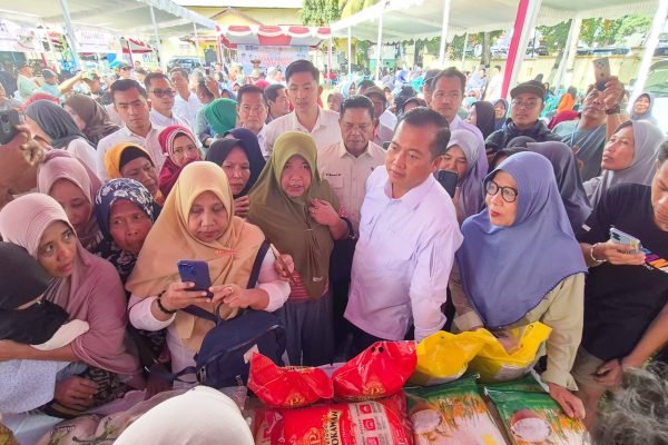 Gubernur NTB Lalu Muhamad Iqbal saat melihat langsung bazar UMKM di Lombok Timur. (foto kicknews.today/ist)