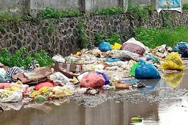 Tampak sampah yang ada di depan Pasar Tanjung Lombok Utara. (Foto. kicknews.today/Ist)
