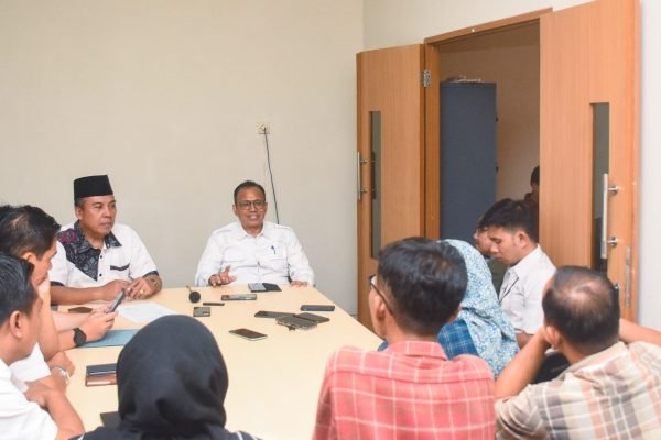 Pelaksana Tugas (Plt.) Kepala Dikpora NTB, Surya Bahari dan Kepala Dinas Kominfotik Provinsi NTB, Ahsanul Halik saat memberikan keterangan. (foto kicknews.today/ist)