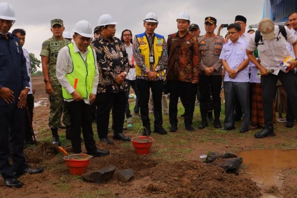 Bupati Lombok Utara, Najmul Akhyar bersama OPD terkait saat Peletakan Batu Pertama Pembangunan Sekolah Rakyat di Dusun Amor Amor, Desa Gumantar, Kecamatan Kayangan. (Foto. kicknews.today/Ist).