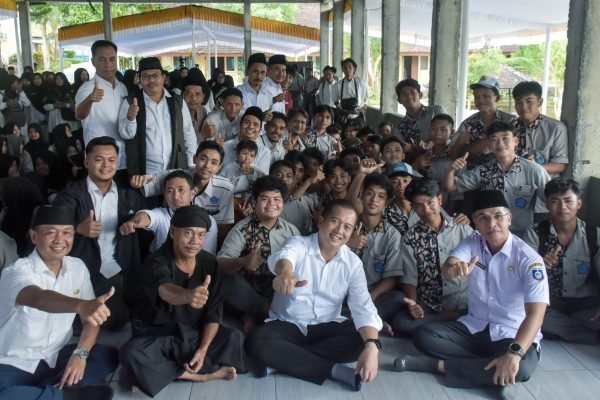 Gubernur NTB Lalu Muhamad Iqbal saat berada di SMKN 1 Kopang Lombok Tengah