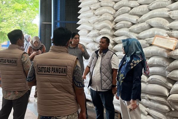 Satgas Pangan Perum Bulog Nusa Tenggara Barat (NTB) saat memantau stok beras dan jagung di gudang Bulog NTB. (Foto. kicknews.today/Ist)