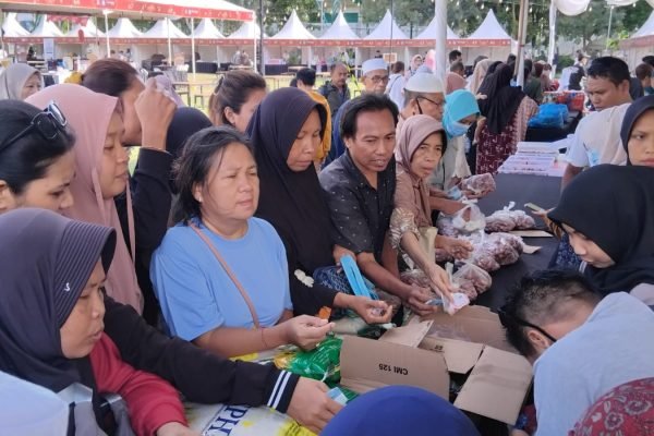 Gerakan pasar murah di halaman Masjid Islamic Hubbul Wathan Mataram (foto kicknews.today/wn)