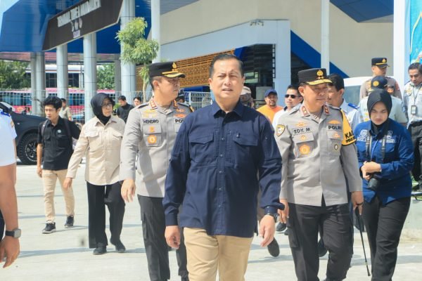 Gubernur NTB Dr H Lalu Muhamad Iqbal saat meninjau sejumlah simpul transportasi guna memastikan arus mudik berjalan lancar. (foto kicknews.today/wn)