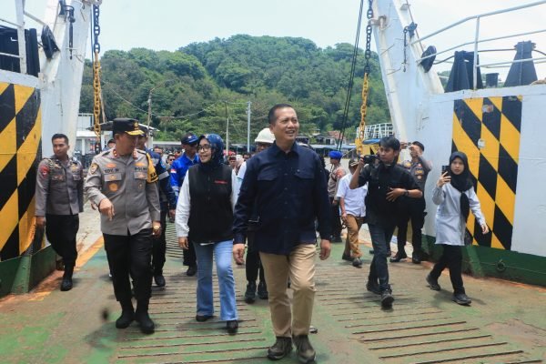 Gubernur NTB Dr H Lalu Muhamad Iqbal saat meninjau arus kedatangan di Pelabuhan Lembar Lombok Barat. (foto kicknews.today/wn)