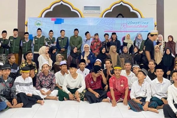 Foto bareng usai Nongkrong Ramadan di Dusun Gol, Desa Medana. (Foto. kicknews.today/Ist)