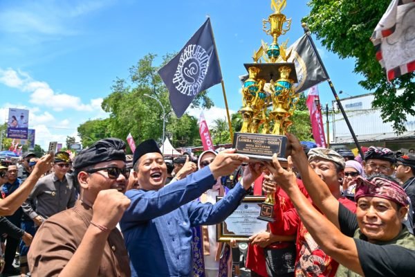 Gubernur NTB Dr H Lalu Muhamad Iqbal saat menyaksikan Pawai Ogoh-Ogoh di Kota Mataram (foto kicknews.today/adpim)