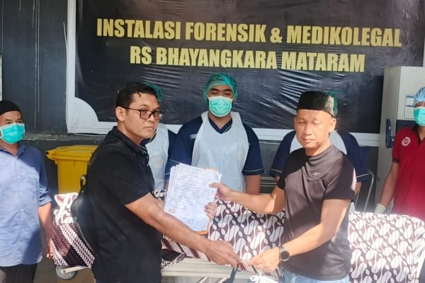 Jenazah ADS saat diserahkan kepada keluarga di RS Bhayangkara Mataram. (Foto. kicknews.today/Ist)