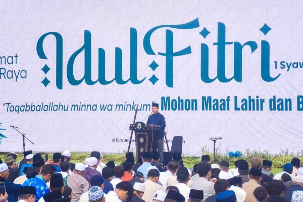 Gubernur NTB Dr H Lalu Muhamad Iqbal saat melaksanakan hari raya idul Fitri di lapangan bumi gora Kantor gubernur NTB (foto kicknews.today/adpim)