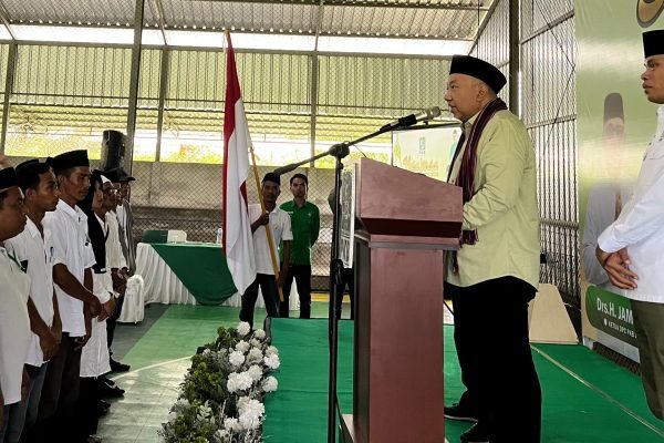 Ketua DPW PKB NTB, Lalu Hardian Irfani saat mengukuhkan DPRT PKB dari seluruh desa di Lombok Utara. (Foto. kicknews.today/Ist)