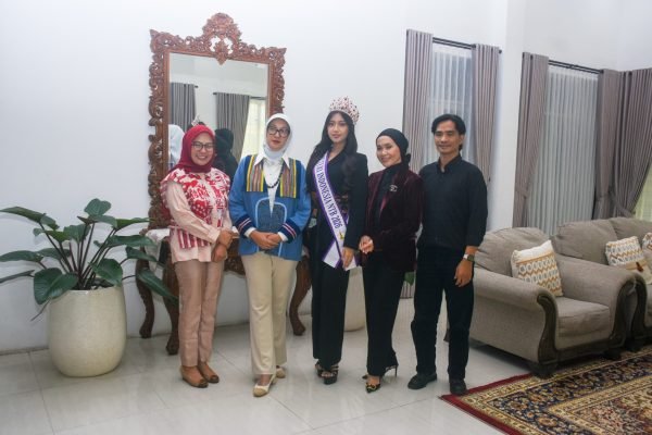 Ketua Dekranasda NTB Sinta Agathia Iqbal saat menerima audiensi Yayasan Putri Indonesia dan Pemenang Putri Indonesia NTB 2026 (foto kicknews.today/adpim)