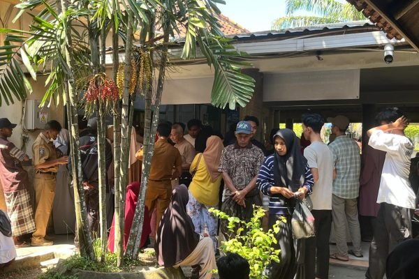 Antrian pengambilan obat di RSUD Gerung sehingga memakan waktu berjam jam. (foto kicknews.today/wn)