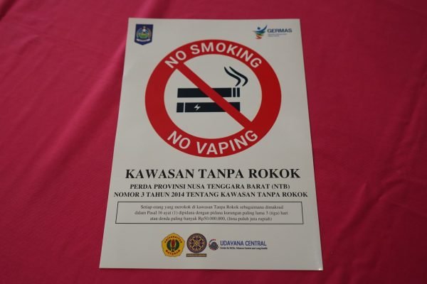 Stiker yang bertuliskan kawasan tanpa rokok (foto kicknews.today/ist)