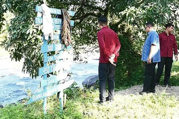 Wakil Bupati Lombok Utara, Kusmalahadi Syamsuri bersama Kepala Pelaksana BPBD KLU, M. Zaldy Rahadian saat memantau perbaikan infrastruktur di Bendungan Empas. (Foto. kicknews.today/Ist)