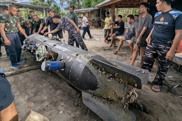 Benda Asing mirip torpedo yang ditemukan nelayan di perairan Utara Gili Trawangan. (Foto. kicknews.today/Ist)