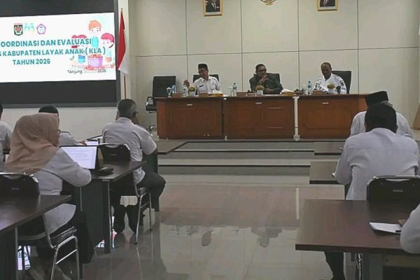 Wakil Bupati Lombok Utara, Kusmalahadi Syamsuri (tengah) saat membuka Rakor Kabupaten Layak Anak. (Foto. kicknews.today/Ist)