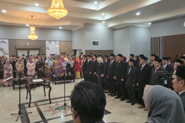 Pelantikan Abul Chair sebagai Sekda NTB oleh Gubernur NTB H Lalu Muhamad Iqbal (foto kicknews.today/ist)