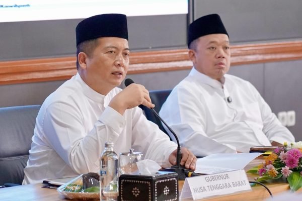 Gubernur NTB, Lalu Muhamad Iqbal (kiri) mendampingi Menteri ATR/Kepala BPN RI, Nusron Wahid saat kunker ke Lombok (Foto Kicknews.today/Ist)