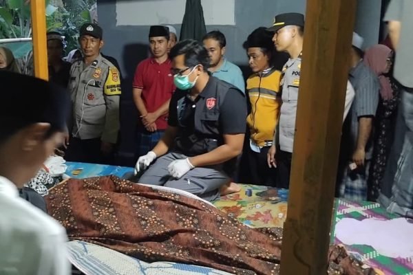 Anggota Polres Lombok Utara saat melakukan pemeriksaan Korban HK. (Foto. kicknews.today/Ist)